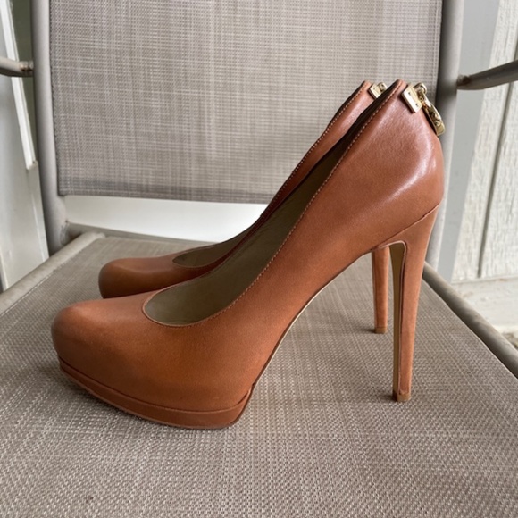 Michael Kors Hamilton Platform Leather Pumps Heels Caramel Tan Gold Lock - Picture 2 of 9